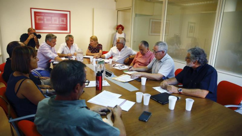 Los secretarios generales de CCOO y UGT, Ignacio Fernández Toxo (2d) y Pepe Álvarez (3d), respectivamente, durante la reunión que han mantenido hoy para analizan la situación política y fijan las prioridades del movimiento sindical en el pr