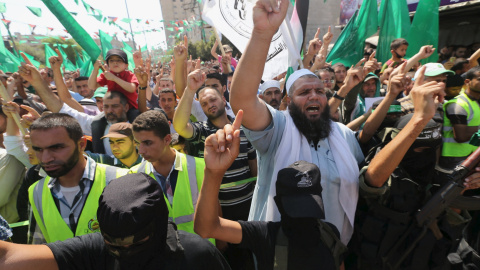 Palestinos apoyan a Hamás y participan en una protesta contra la redada de la policía israelí en la mezquita al- Aqsa de Jerusalén el martes, en Khan Younis, en el sur de la Franja de Gaza./ REUTERS