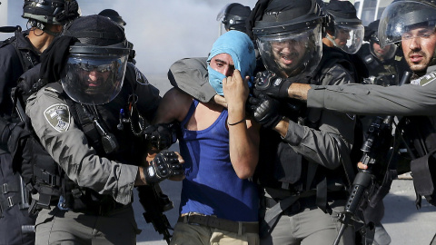 Un policía israelí detienen a un manifestante palestino durante los enfrentamientos que se produjeron en el campamento de refugiados de Shuafat, cerca de Jerusalén./ REUTERS/ Ammar Awad