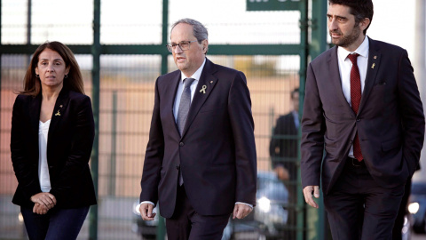 15/10/2019.- El presidente de la Generalitat, Quim Torra (c), junto a la portavoz del Govern y consellera de la Presidencia, Meritxell Budó (i), y al conseller de Políticas Digitales y Administración Pública, Jordi Puigneró (d), a su salida