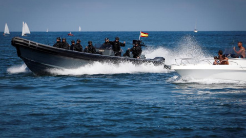 Una embarcación de la Guardia Civil patrulló entre Hondarribia (Gipuzkoa) y Francia durante el operativo por el G7 en Biarritz. EFE