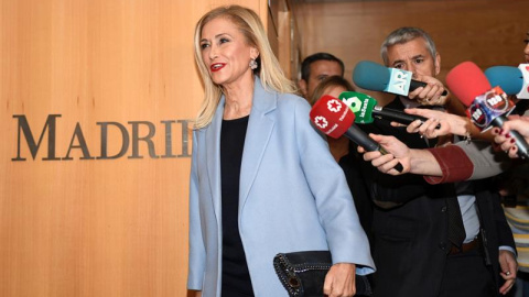 Cifuentes llega a la Asamblea para comparecer en la comisión de universidades. / EFE