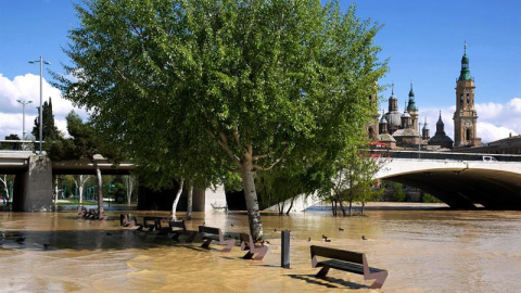 GRAF3220. ZARAGOZA (ESPAÑA), 13/04/2018.- El río Ebro ha comenzado a desbordarse a su paso por Zaragoza. Seis tramos de la cuenca hidrográfica del Ebro se encuentran en alerta por crecidas de los cauces. EFE/Javier Cebollada