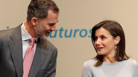 Los Reyes Felipe VI y Letizia, durante la ceremonia de entrega de las becas de posgrado de La Caixa para estudiantes de diferentes disciplinas. (BALLESTEROS | EFE)