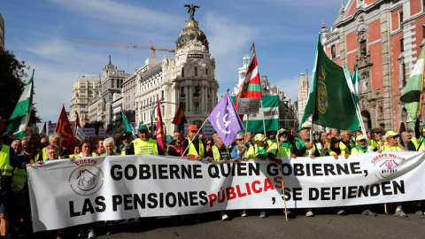 La pancarta de la cabecera en la que se reclaman pensiones dignas independientemente de quién Gobierne, | Chema Moya / EFE