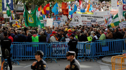 Miles de pensionistas se concentran en la Plaza de las Cortes. | Chema Moya / EFE