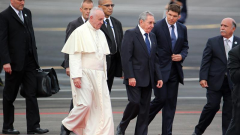 El papa Francisco es recibido por el presidente de Cuba, Raúl Castro, a su llegada a La Habana. - EFE