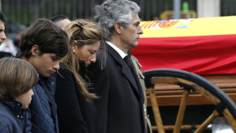 Adolfo Suárez Illana y su familia, el día del entierro de su padre.