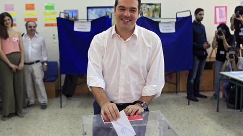 El exprimer ministro griego, Alexis Tsipras, en el momento en el que ha acudido a votar.- EFE