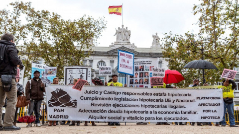 Plataforma de Afectados por la Hipoteca frente al Tribunal Supremo | EFE/ Rodrigo Jimenez