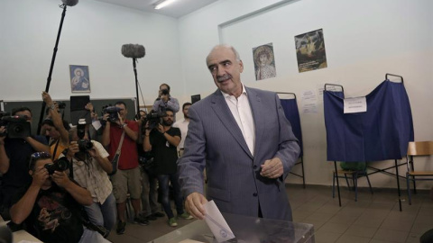 El líder de Nueva Democracia, Evangelos Meimarakis, en el momento de votar.- EFE