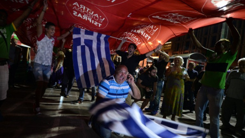 Seguidores de Syriza celebran la victoria de la formación de Tsipras en el centro de Atenas. - AFP