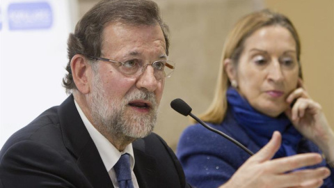 El presidente del Gobierno, Mariano Rajoy, ante la ministra de Fomento, Ana Pastor, durante su intervención en la reunión de la junta provincial del PP de Pontevedra de este martes. EFE