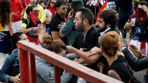 Enfrentamientos entre activistas animalistas y defensores de la muerte del Toro de la Vega, en Tordesillas.-REUTERS/ ANDREA COMAS