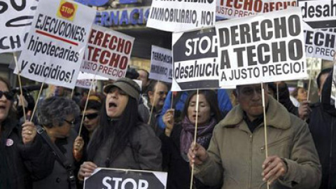 Protesta en Madrid de la PAH para pedir el fin de los desahucios.- EFE