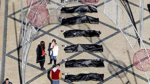 Varias bolsas funerarias dispuestas en el centro de Lisboa para conmemorar el Día Internacional de la Eliminación de la Violencia contra la Mujer | EFE/Archivo