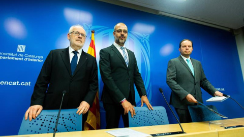 El conseller Miquel Buch acompanyat del secretari d'Interior, Brauli Duart, i el director dels Mossos, Pere Ferrer. EFE / ENRIC FONTCUBERTA.