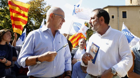 El cabeza de lista de UDC para el 27S, Ramon Espadaler (d), acompañado por el presidente del partido, Josep Antoni Duran Lleida, durante el acto central de campaña de Unió en Santa Coloma de Gramanet. EFE