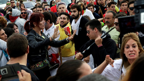 Tesión entre activistas animalistas, agentes de la Guardia Civil y defensores del Toro de la Vega, durante la celebración del nuevo formato del evento en Tordesillas.- REUTERS / Andrea Comas