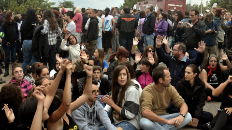 Activistas contrarios al Toro de la Vega durante la celebración esta mañana del Toro de la Peña, en Tordesillas (Valladolid), sustituto del prohibido Toro de la Vega.Una decena de activistas contrarios al Toro de la Vega ha cruzado insultos