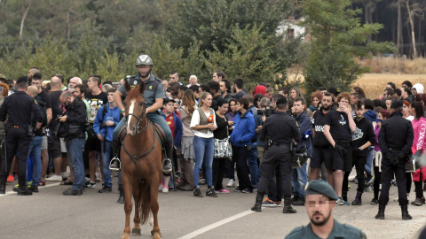 La Guardia Civil controla a miembros de los colectivos animalistas durante la manifestación esta mañana en Tordesillas convocada por la platarforma ciudadana en apoyo al Toro de la Vega.- EFE/Nacho Gallego