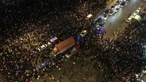 Miles de personas seguían en el muelle de Bund, tras la estampida. AFP