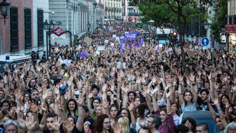 Miles de personas se manifiesta frente al Ministerio de Justicia, en Madrid, en protesta por la sentencia a 'la manada', los cinco jóvenes condenados por abusos sexuales a una chica, pero no por agresión.-JAIRO VARGAS