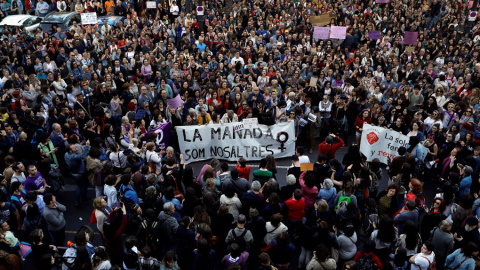 Más de un millar de personas se manifiestan ante el Ayuntamiento de Valencia en protesta por la sentencia contra los cinco jóvenes integrantes de La Manada, que han sido condenados por abuso sexual a una joven de Pamplona, pero no por viola