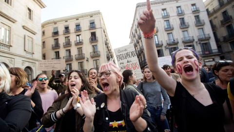 Miles de personas han abarrotado esta tarde la plaza de Sant Jaume de Barcelona en protesta por la sentencia de la Audiencia de Navarra a La Manada. EFE/Marta Pérez