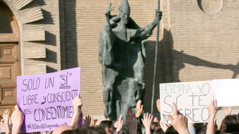 Cientos de personas se han concentrado esta tarde ante la Audiencia Provincial de Zaragoza para mostrar su rechazo e indignación por la sentencia de la Audiencia de Navarra contra cinco jóvenes, conocidos como La Manada. EFE/Javier Cebollad