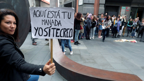 Cientos de personas se han concentrado esta tarde en Las Palmas de Gran Canaria en protesta por el fallo de la Audiencia de Navarra que ha condenado a cada uno de los cinco jóvenes de la llamada Manada a nueve años de cárcel por un delito c