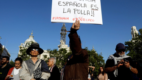 Más de un millar de personas se manifiestan ante el Ayuntamiento de Valencia en protesta por la sentencia contra los cinco jóvenes integrantes de La Manada, que han sido condenados por abuso sexual a una joven de Pamplona, pero no por viola