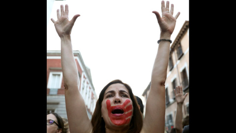 Miles de personas asisten a la concentración convocada por colectivos feministas esta tarde frente al Ministerio de Justicia, en Madrid, para expresar su apoyo y solidaridad a la víctima de los miembros de La Manada, después de conocerse la