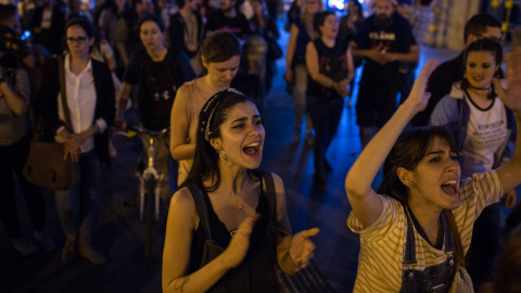 La manifestación contra la sentencia a los cinco jóvenes de 'la manada', a su paso por la Puerta del Sol de Madrid.- JAIRO VARGAS