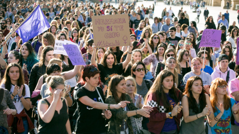 Cientos de personas se han concentrado esta tarde ante la Audiencia Provincial de Zaragoza para mostrar su rechazo e indignación por la sentencia de la Audiencia de Navarra contra cinco jóvenes, conocidos como La Manada, que han sido conden