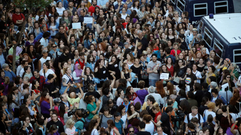 Miles de personas asisten a la concentración convocada por colectivos feministas esta tarde frente al Ministerio de Justicia, en Madrid, para expresar su apoyo y solidaridad a la víctima de los miembros de La Manada, después de conocerse la