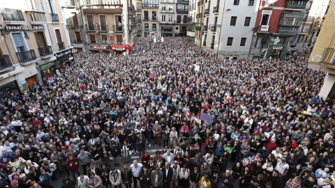 Miles de personas se concentran en la Plaza Consistorial de Pamplona, uno de los escenarios que en los Sanfermines 2016 evidenció el rechazo a las agresiones sexistas, y que esta tarde se ha vuelto a llenar para reflejar el malestar por la 