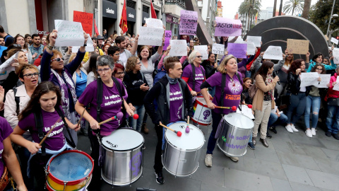 Cientos de personas se han concentrado esta tarde en Las Palmas de Gran Canaria en protesta por el fallo de la Audiencia de Navarra que ha condenado a cada uno de los cinco jóvenes de la llamada "Manada" a nueve años de cárcel por un delito