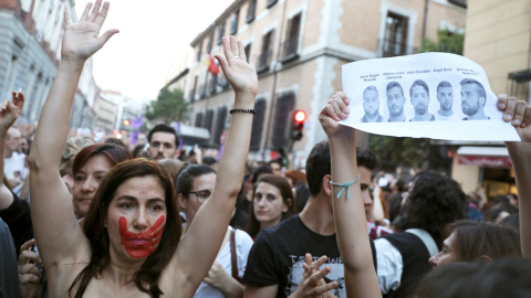 Miles de personas asisten a la concentración convocada por colectivos feministas esta tarde frente al Ministerio de Justicia, en Madrid, para expresar su apoyo y solidaridad a la víctima de los miembros de La Manada, después de conocerse la