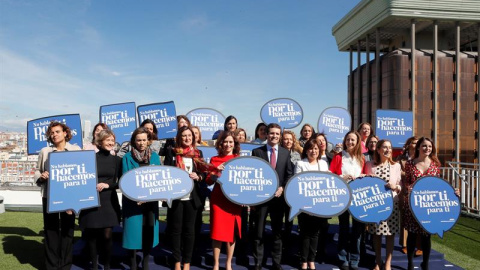 Foto de familia del acto con candidatas autonómicas y municipales del PP con motivo Día Internacional de la Mujer. En la imagen: la portavoz del PP, Dolors Montserrat (i);la candidata del PP a la Presidencia de la Comunidad de Madrid, Isabe