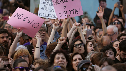 Miles de personas asisten a la concentración convocada por colectivos feministas esta tarde frente al Ministerio de Justicia, en Madrid, para expresar su apoyo y solidaridad a la víctima de los miembros de La Manada, después de conocerse la