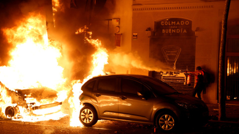 Un coche arde tras ser incendiado por radicales durante las protestas en Barcelona por las sentencia del procés. /REUTERS