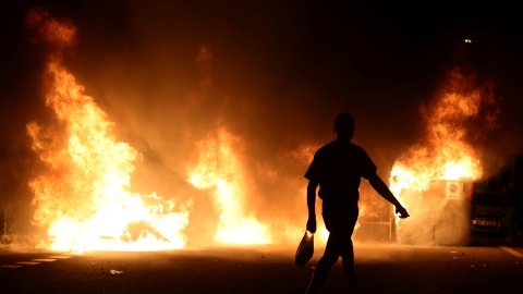 Un incendio provocado por radicales durante las protestas en Barcelona por las sentencia del procés. /REUTERS