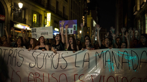 La manifestación contra la sentencia a los cinco miembros de 'la manada', condenados por abusos sexuales a una joven en Pamplona, pero no por agresión sexual.- JAIRO VARGAS