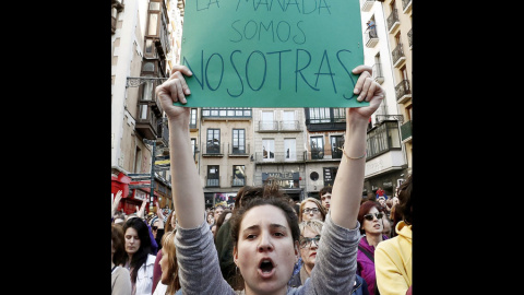 Miles de personas se concentran en la Plaza Consistorial de Pamplona, uno de los escenarios que en los Sanfermines 2016 evidenció el rechazo a las agresiones sexistas, y que esta tarde se ha vuelto a llenar para reflejar el malestar por la 