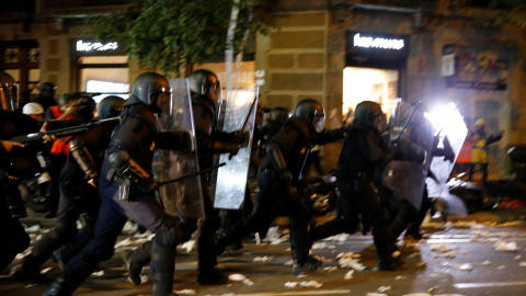 Los Mossos cargan contra las personas que han provocado disturbios esta noche en el centro de Barcelona. /REUTERS