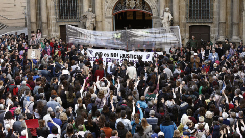 Miles de personas se concentran en la Plaza Consistorial de Pamplona, uno de los escenarios que en los Sanfermines 2016 evidenció el rechazo a las agresiones sexistas, y que esta tarde se ha vuelto a llenar para reflejar el malestar por la 