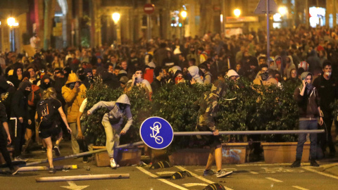 Radicales usan maceteros urbanos como barricadas en sus enfrentamientos contra los Mossos en Barcelona. /REUTERS