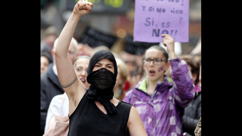 Miles de personas, sobre todo mujeres, durante la concentración hoy en Bilbao para protestar contra la sentencia de la Audiencia de Navarra, que ha condenado a los cinco sevillanos de La Manada a 9 años de cárcel por un delito de abuso sexu