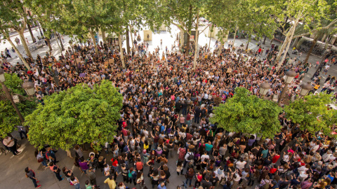 Varios centenares de personas, en su mayoría mujeres, se han concentrado hoy en Sevilla en protesta por el fallo de la Audiencia de Navarra que ha condenado a cada uno de los cinco jóvenes de La Manada a 9 años de cárcel por un delito conti